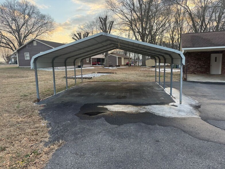 Building Photo - 261 oak circle