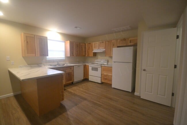 Building Photo - 3 Bed 1.5 Bath Duplex