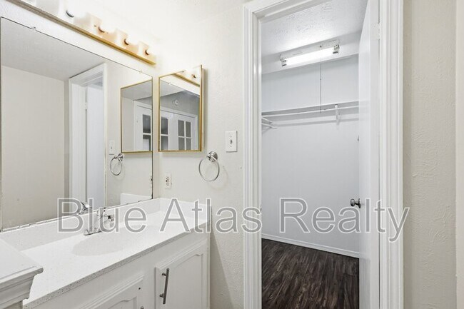 Building Photo - 3048 Navarro Ln