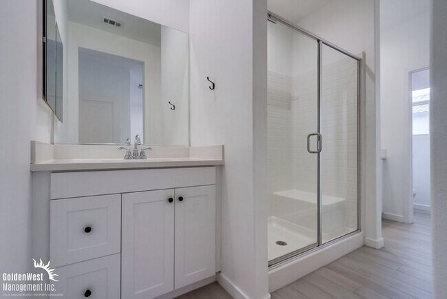 Building Photo - Stunning 3Bdm 2.5Ba Townhouse in Gated Com...
