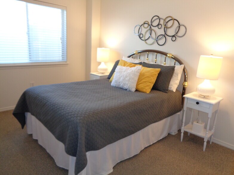 Building Photo - 209 Long Island Ave