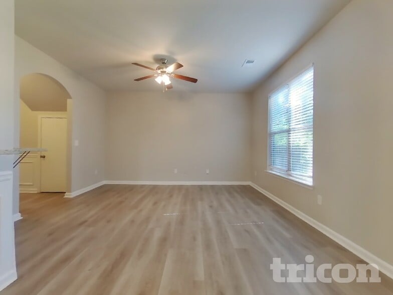 Building Photo - 4459 Ravenwood Dr