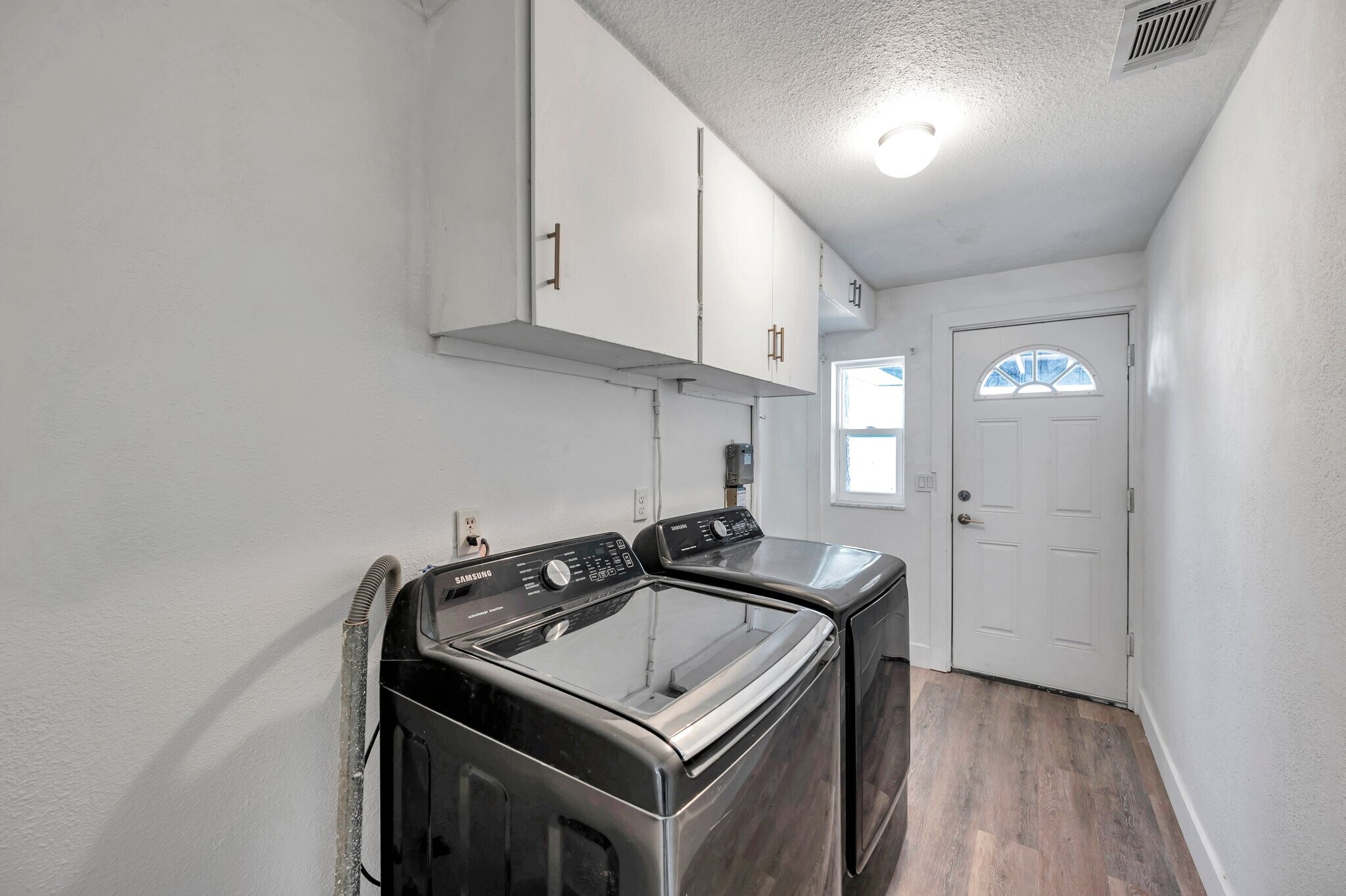 Building Photo - 921 7th St NW