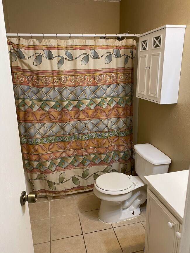 Building Photo - 811 E Stonegate Dr