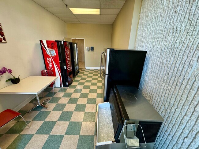 Building Photo - 236 N Derby Ave