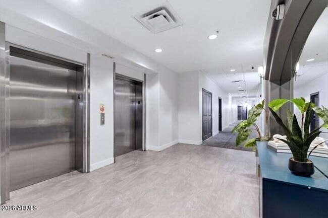 Building Photo - 945 E Playa Del Norte Dr