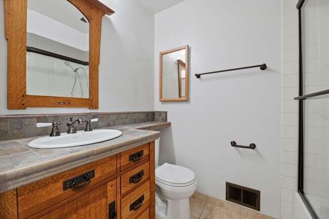 Building Photo - Beautifully Updated 3BR/2BA Home with Private Garden Oasis