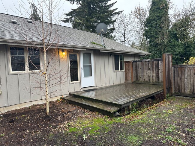 Building Photo - Cozy 2 bedroom 1 bathroom duplex in Eugene!