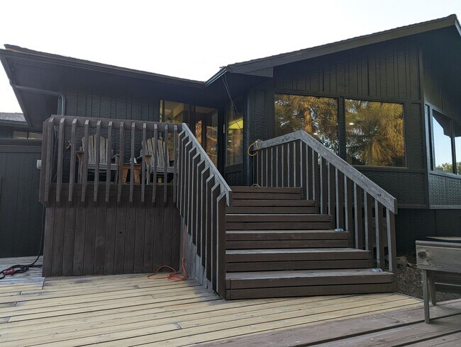 Building Photo - 250 NW Sunrise Dr