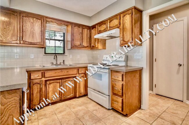 Building Photo - Wonderful 3 Bed 1.5 Bath Town Home in Overland park-Available in SEPTEMBER!!