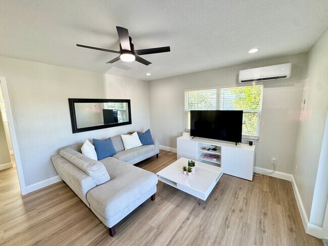 Building Photo - Fully Furnished Down Town Clermont Short T...