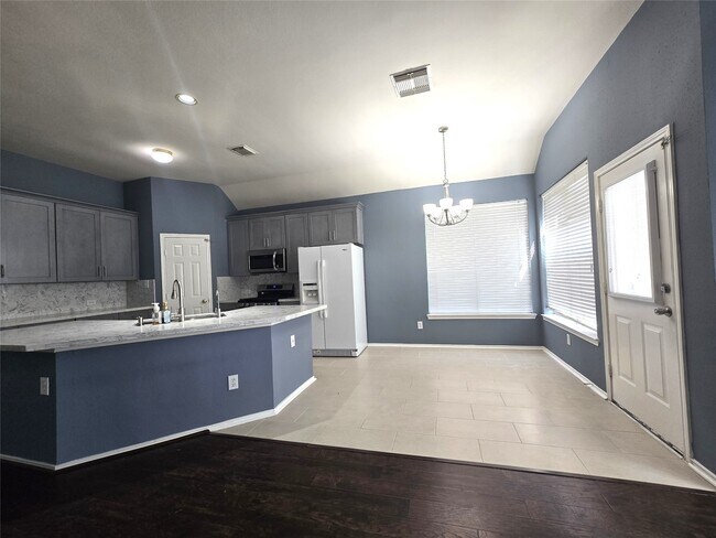 Building Photo - 15523 Clear Valley Dr