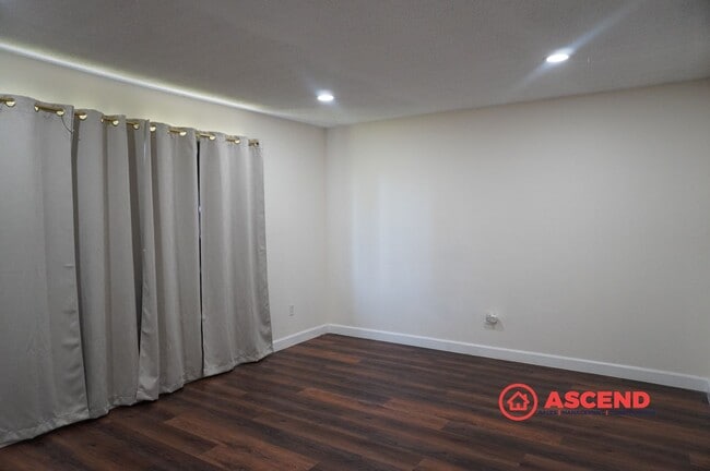 Building Photo - Spacious 4BR/2BA Bakersfield Home with Fireplace