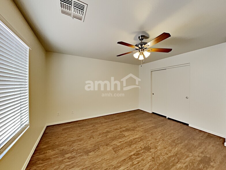 Building Photo - 16043 W Vogel Ave