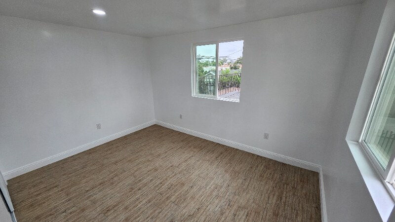 Building Photo - 711 N Sloan Ave