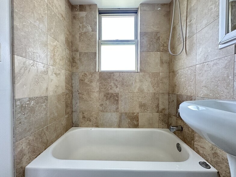 Building Photo - 7632.5 N Milwaukee Ave