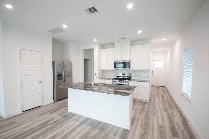 Building Photo - 10217 Berkeley Springs Trl