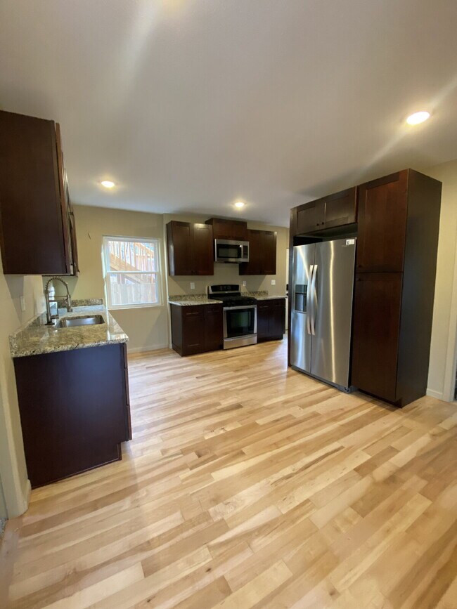 Building Photo - 2 bedroom duplex - Ground level - Prospect