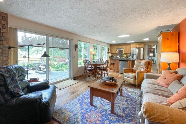 Building Photo - Fully Furnished Home