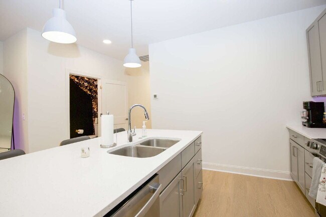 Building Photo - 381 James St