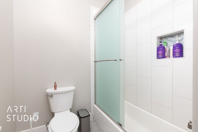 Building Photo - Fully Furnished Gorgeous 5 bed 4 bath with...