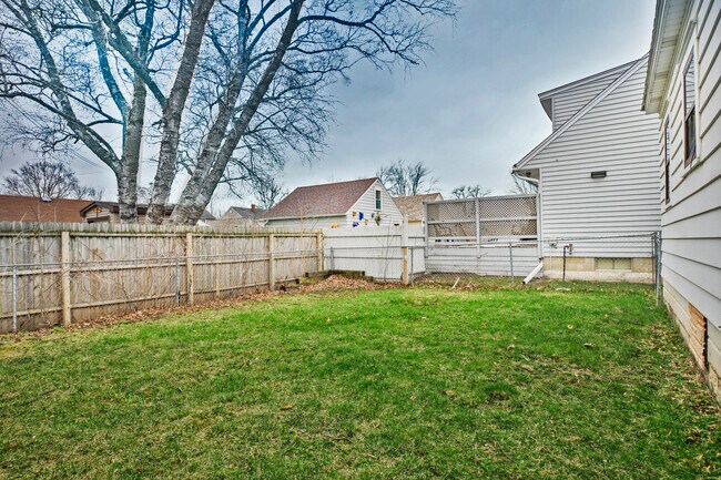 Building Photo - 603 12th Ave NW