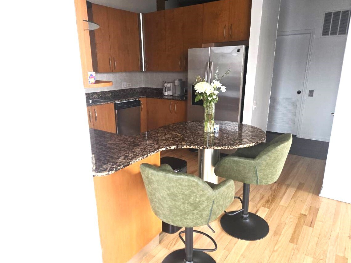 Building Photo - 312 N May St