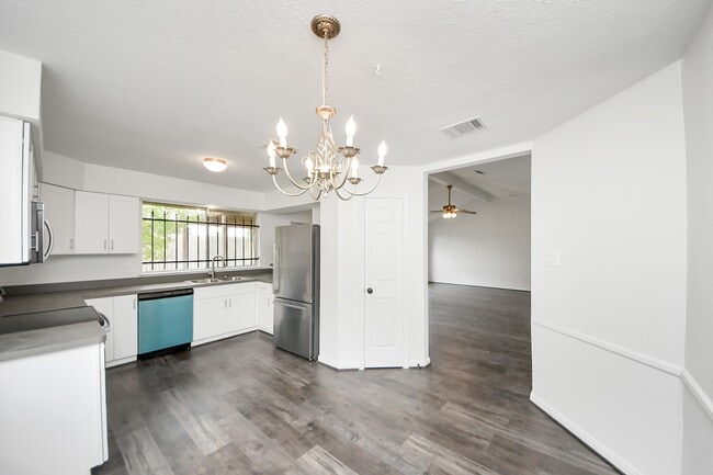 Building Photo - 1207 Park Knoll Ln