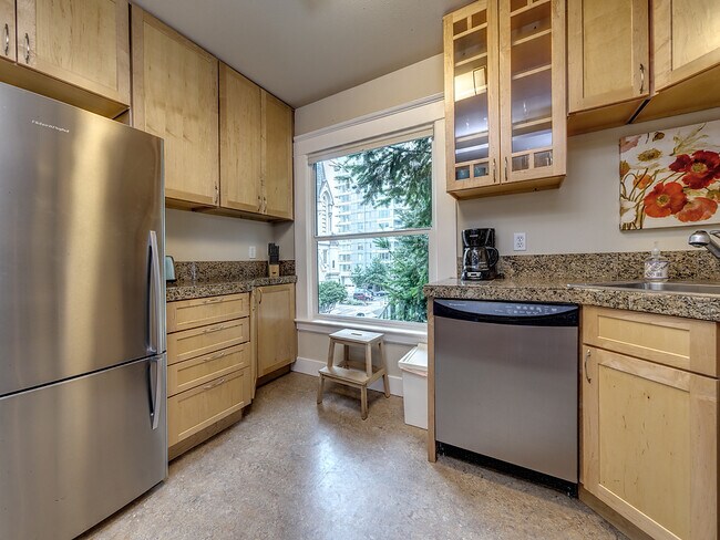 Building Photo - 1104 SW Columbia St