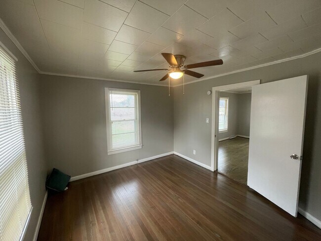 Building Photo - 2 Bed House w/ Wooden floors, Large Front porch, Central HVAC & Huge yard!