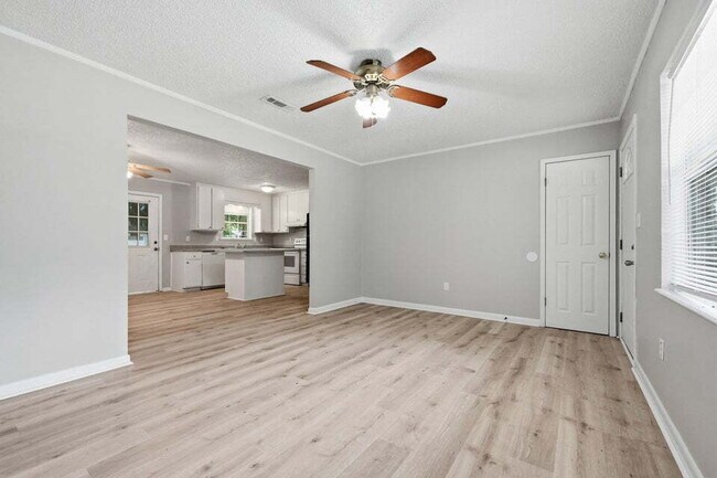 Building Photo - A small-town charm ready for move in!