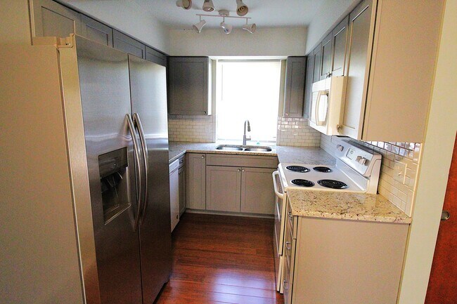 Building Photo - 1800 Quarry Ridge Dr