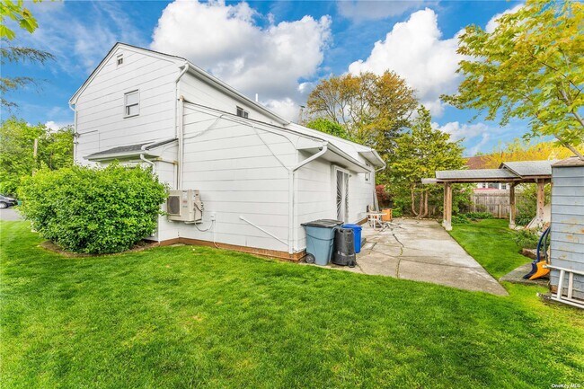 Building Photo - 747 Iris Pl