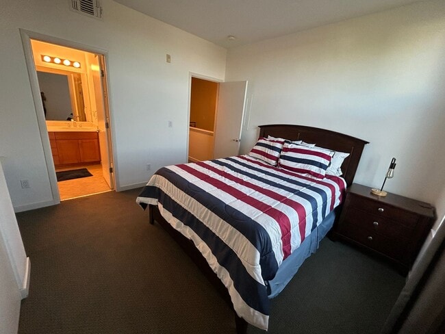 Building Photo - $1,000 OFF FIRST MONTH'S RENT!! Spacious 3 bedroom / 2.5 Bath Apartment in Emeryville, CA.