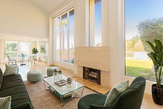 Building Photo - 4 Bedroom / 3 Bathroom Home With Panoramic...