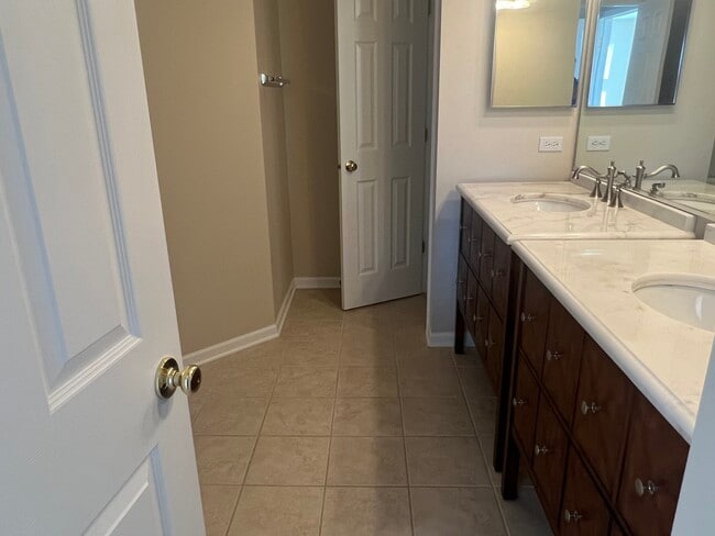 Building Photo - 1861 Crenshaw Cir