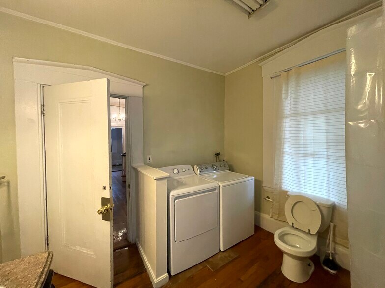 Building Photo - 139 Hillside St