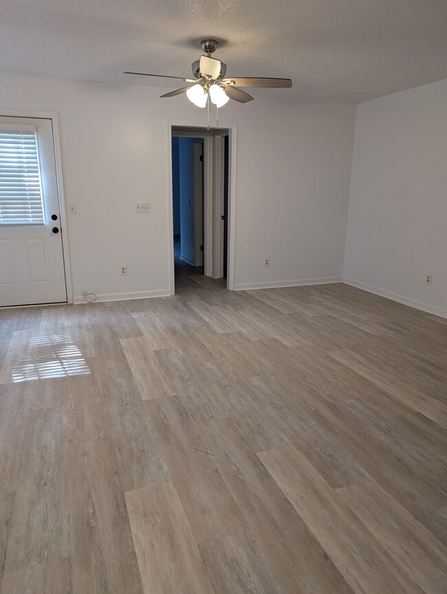 Building Photo - 408 S Woodburn Dr