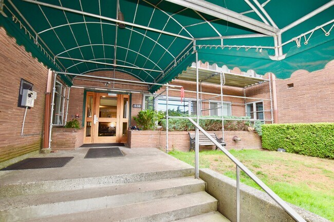 Building Photo - 530 W Olympic Pl