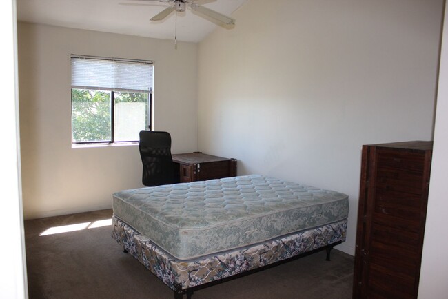 Building Photo - Two Bedroom Condo For Rent