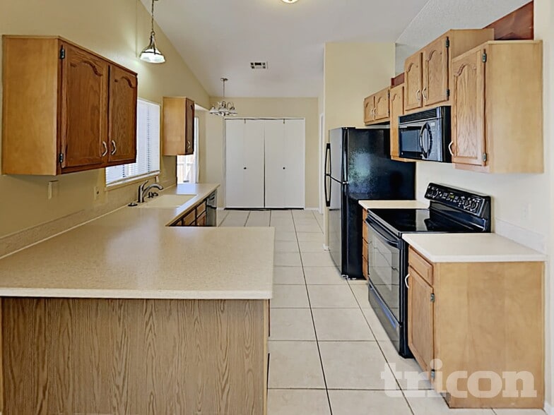 Building Photo - 601 E Palomino Dr