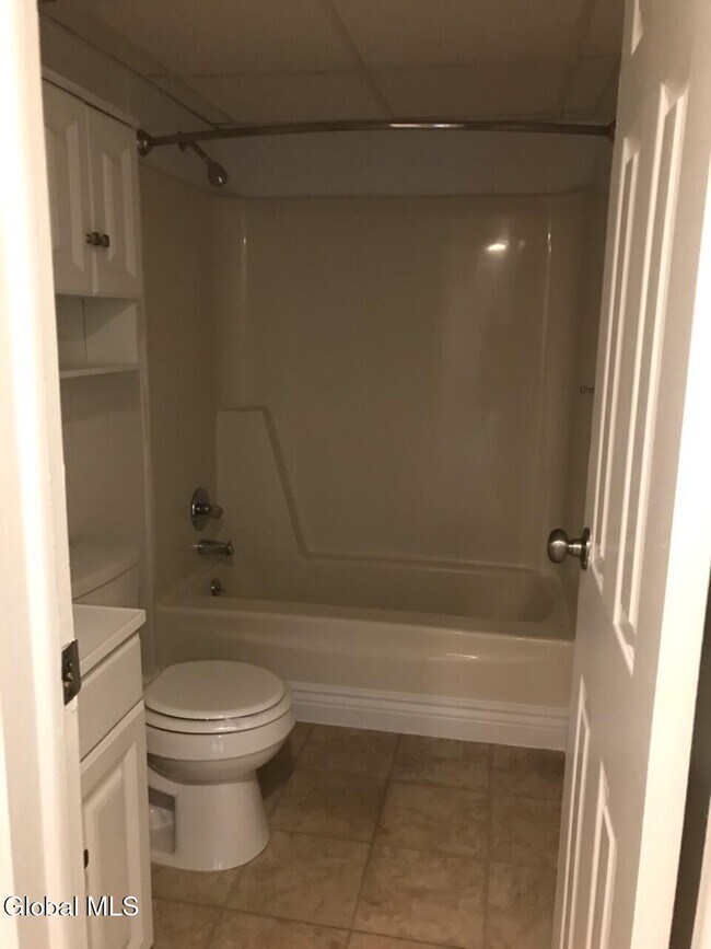 Building Photo - 82 Crescent St