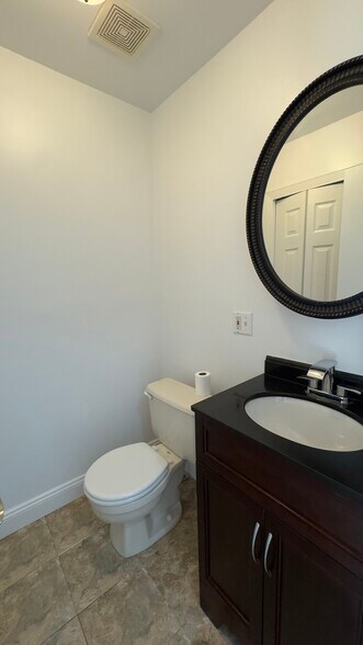 Powder room - 1714 Spruce Hills Dr