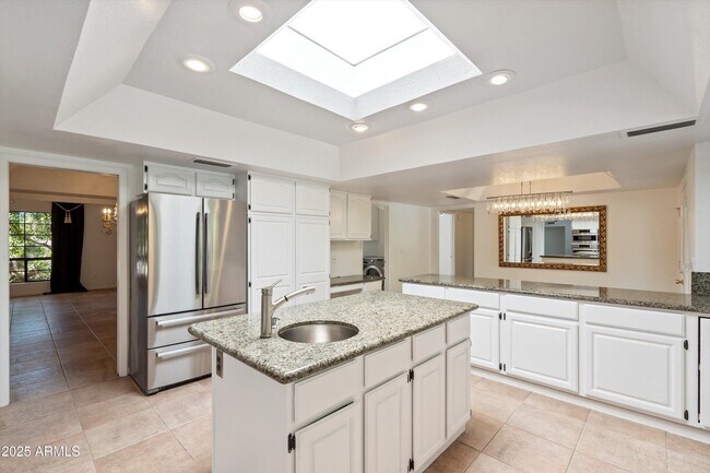 Building Photo - 7250 E Paradise Dr