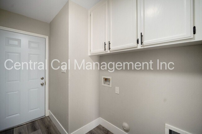 Building Photo - 3 Bedroom/2 Bath Home in Tyner Ranch - $2395 per month!