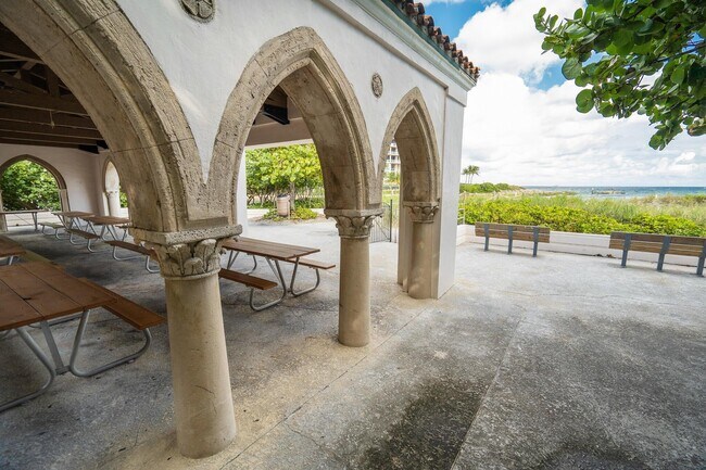 Building Photo - 951 De Soto Rd