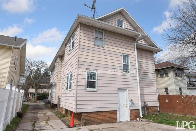 Building Photo - 4138 N Lockwood Ave
