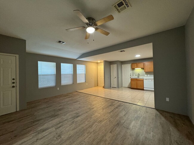 Building Photo - Newly Renovated Duplex in NE San Antonio!