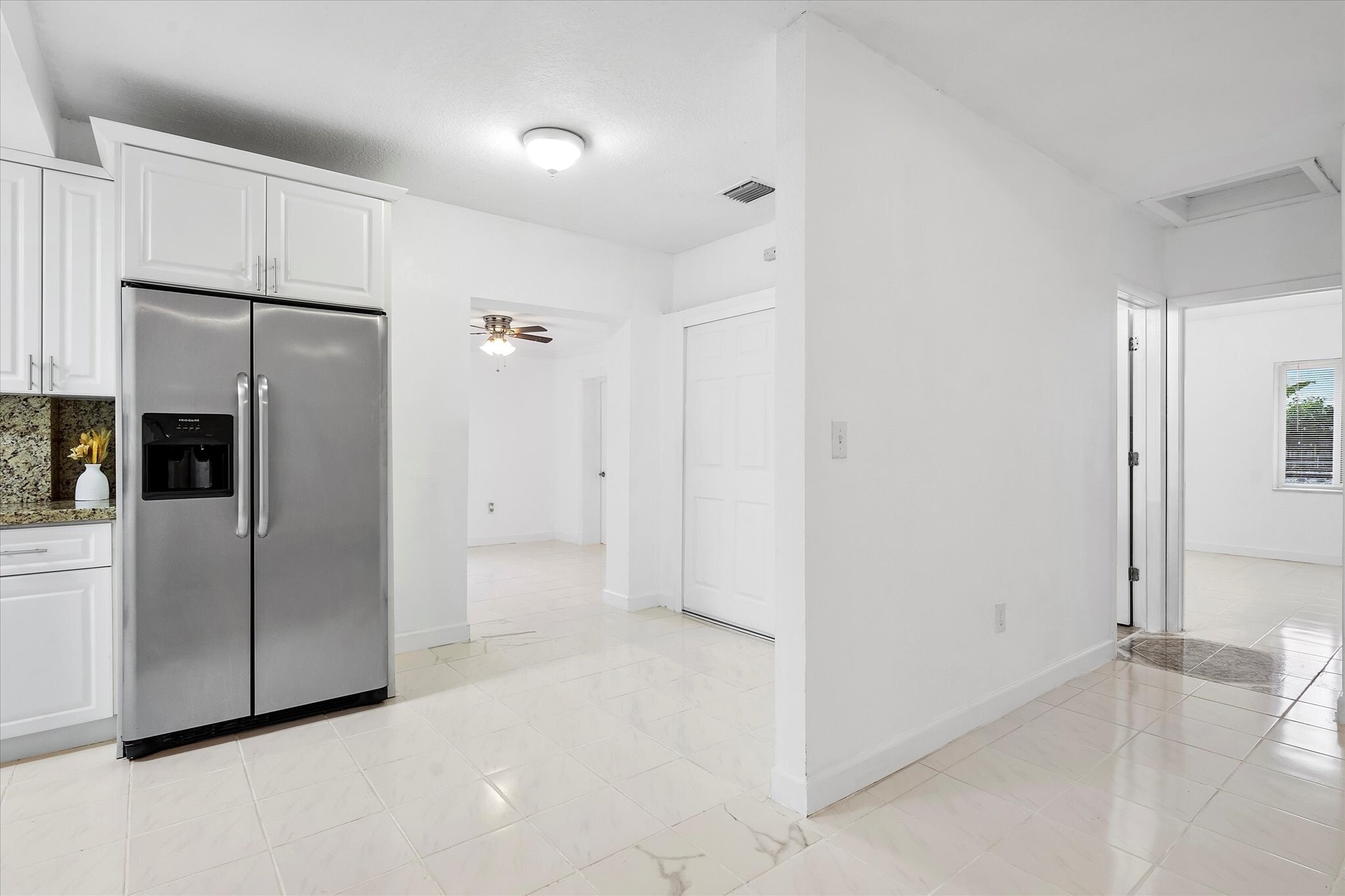 Building Photo - 934 E 22nd St