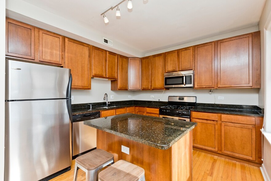 Building Photo - 3040 W Diversey Ave